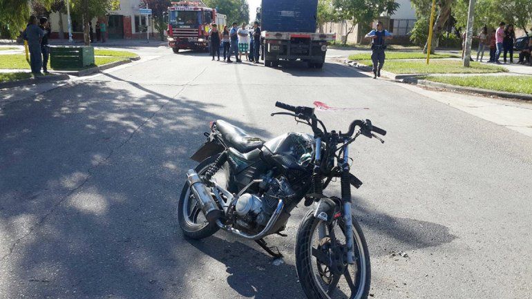 La moto quedó con el frente destruido tras el choque contra el camión. Detrás