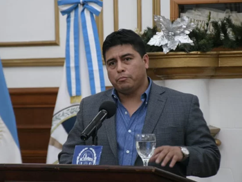 Claudio Vidal echó a uno de sus ministros clave: denunciaron que cobraba cuatro sueldos por más de $15 millones.
