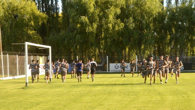 El plantel albinegro comenzó los trabajos en el predio 15 de Octubre.