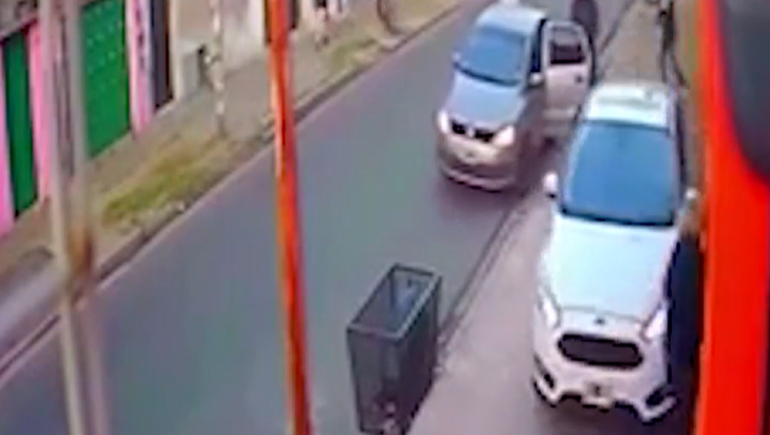 Video: aceleró su auto para huir de un robo y atropelló a una vecina