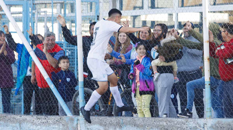 Ya llegando a ese sector se abraza simbólicamente con su gente.