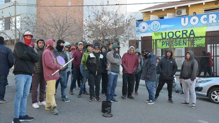 Desocupados se manifestaron frente a la ex sede de la UOCRA