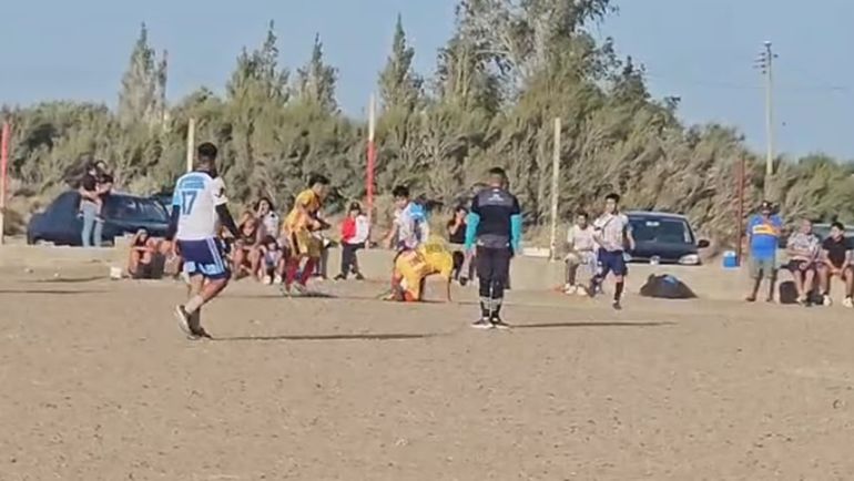 La agresión sucedió el domingo durante un partido de la Liga Independiente de los Barrios entre América y Malvinas Argentinas y quedó registrado en un video que se hizo viral.