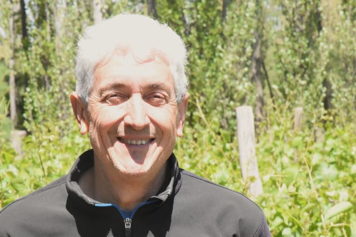 La reinvención como clave: Carlos impulsó la transición de la bodega Clemente Tronelli, pasando del vino de mesa al cultivo de varietales como Merlot, Cabernet Franc y Pinot Noir. Foto: Fabricio González.