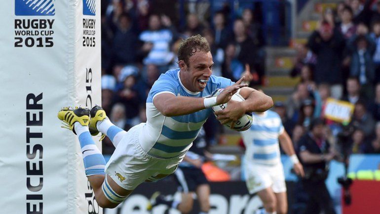 Leo Senatore se tira de palomita para marcar uno de los nueve tries. Irlanda jugó un partidazo para quebrar a Francia y soñar con sus primeras semis.