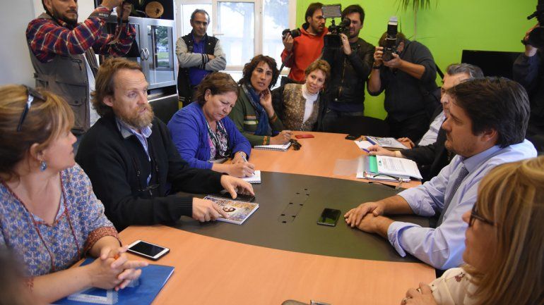 Docentes siguen de paro, pero negocian el lunes