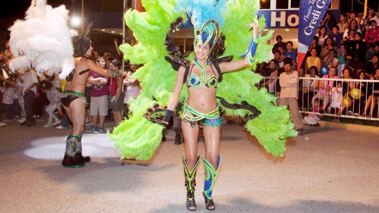 Miles de vecinos de Centenario asistieron a la primera jornada de carnaval.