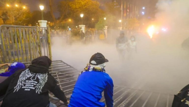 Caos en Perú: un muerto y más de cien heridos en una protesta contra el flamante Gobierno y el Congreso
