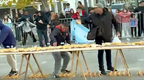 El sándwich de matambre a la pizza más largo del mundo derivó en corridas, empujones y vecinos derribando vallas. El sándwich de matambre a la pizza más largo del mundo derivó en corridas, empujones y vecinos derribando vallas.