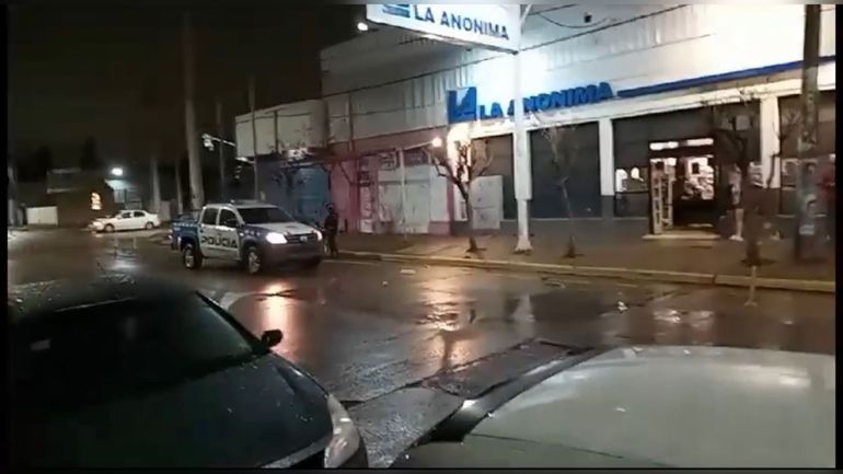 Videos: así robaron y destrozaron dos supermercados en Neuquén