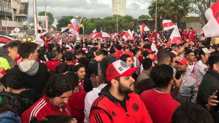El banderazo de hinchas de River en repudio al traslado de la Superfinal