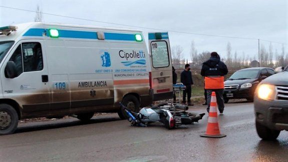 Camioneta chocó a un joven motociclista y lo dejó tirado