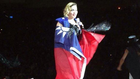 Madonna volvió a provocar al vestir una bandera de Taiwán en China