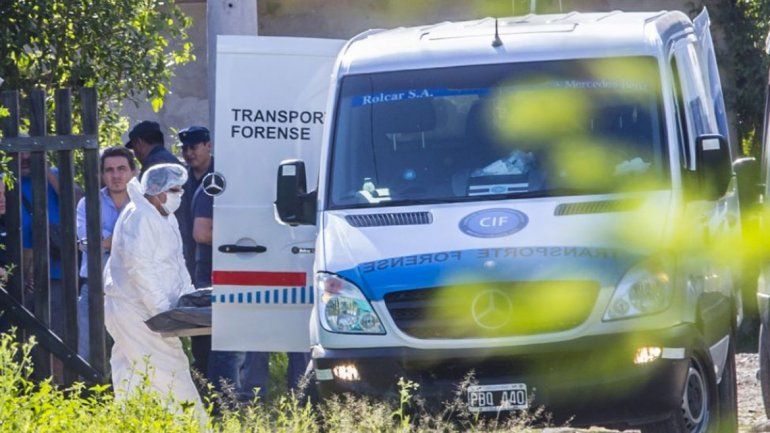 La asesinan y encierran a sus hijas en el baño