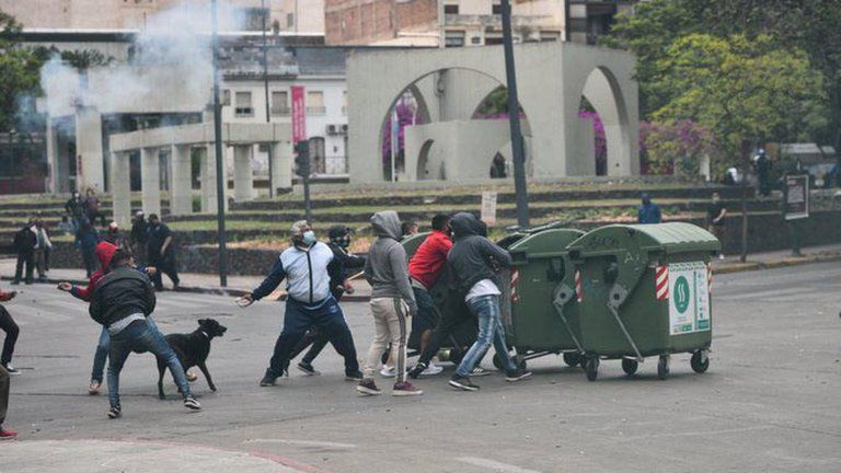 La imagen del hombre mortero se dio en una violenta protesta de municipales en Córdoba por recortes salariales.