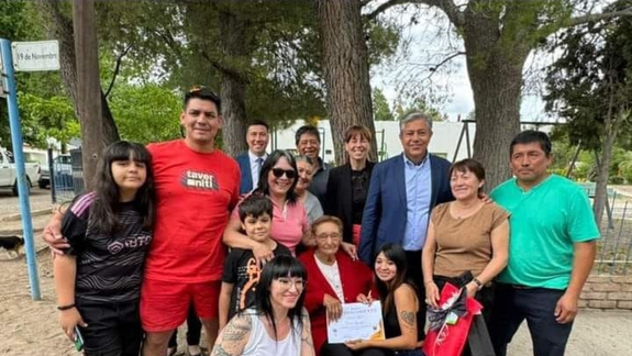 Doña Beña, junto a sus famililares en un encuentro con el gobernador Rolando Figueroa.