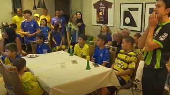 la desoladora reaccion de la familia del jugador sacrificado para que vaya neymar al mundial la desoladora reaccion de la familia del jugador sacrificado para que vaya neymar al mundial
