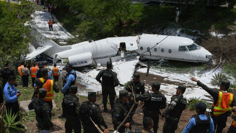 Los seis ocupantes del vuelo privado fueron rescatados del avión.