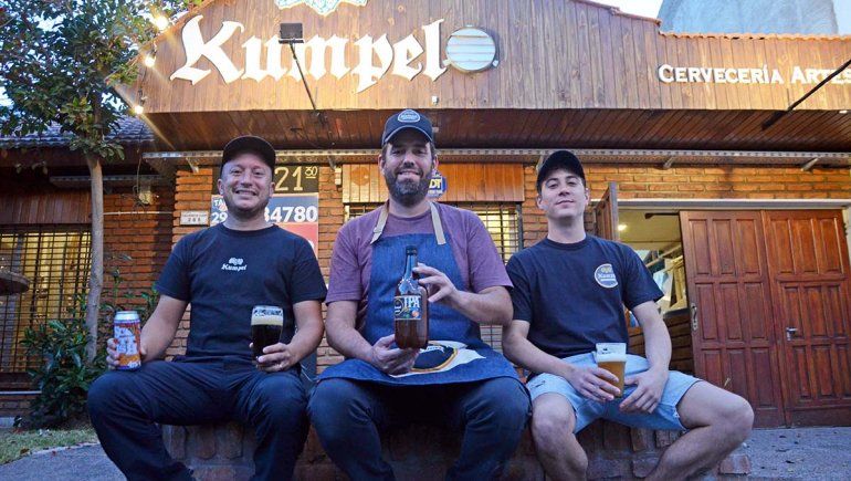 Convirtió la casa de sus abuelos en una fábrica de cerveza barrial