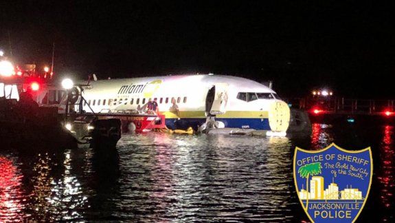 Un avión comercial se despistó y terminó en un río