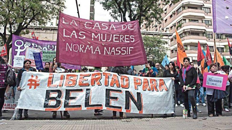 Fue al hospital con dolores estomacales y tuvo un aborto. Dijeron que un feto que apareció en el baño era de ella.