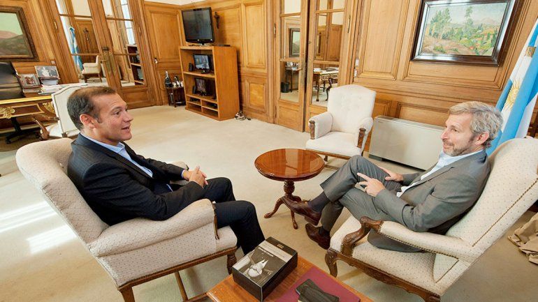 El gobernador Omar Gutiérrez y el ministro del Interior de la Nación