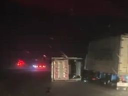 El feroz temporal que azota a gran parte del país ocacionó el vuelco de varios camiones en la Autopista Rosario-Córdoba. El feroz temporal que azota a gran parte del país ocacionó el vuelco de varios camiones en la Autopista Rosario-Córdoba.