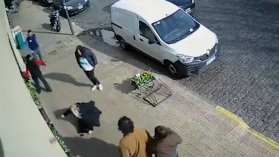 Discusión y piñas entre dos mujeres por cruzar mal la calle