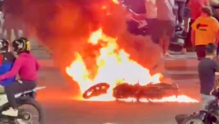 Una moto se prendió fuego en la Avenida Argentina en pleno centro de Neuquén. Una moto se prendió fuego en la Avenida Argentina en pleno centro de Neuquén.