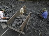 FOTO DE ARCHIVO: Trabajadores recogen grava de carbón en un depósito de carbón en Hanoi. REUTERS/Kham/Archivos