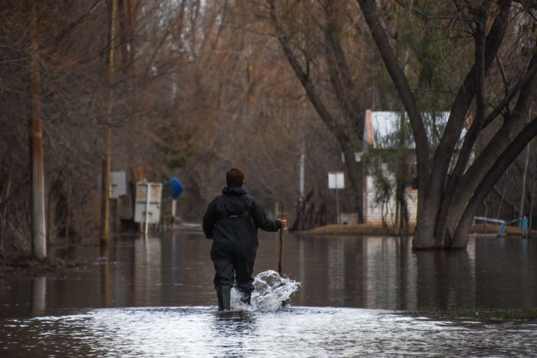 Vecinos de la isla El Porvenir de Centenario siguen bajo agua a un mes de la crecida.