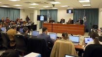 estafa con planes sociales, el juicio: revisan los recibos de cheques a nombre de empleados publicos