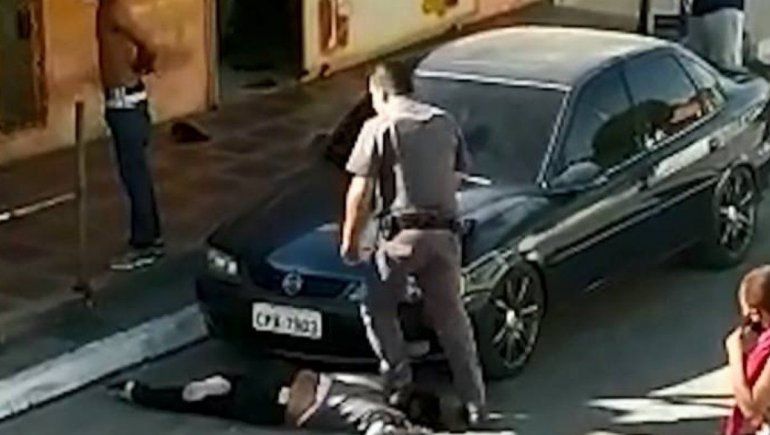 Un policía de San Pablo le pisó el cuello a una mujer