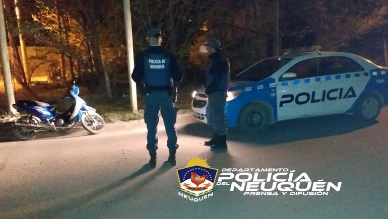 Bajaron de una camioneta, le apuntaron y le robaron su moto