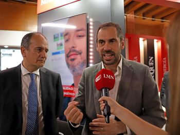 El ministro de Economía de Chile, Nicolás Grau, junto con el gobernador regional de Biobío, Rodrigo Díaz Worner