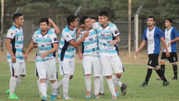 Centenario hizo lo que debía, recibió una mano de Sapere y pudo alcanzar al León en la cima de las posiciones.