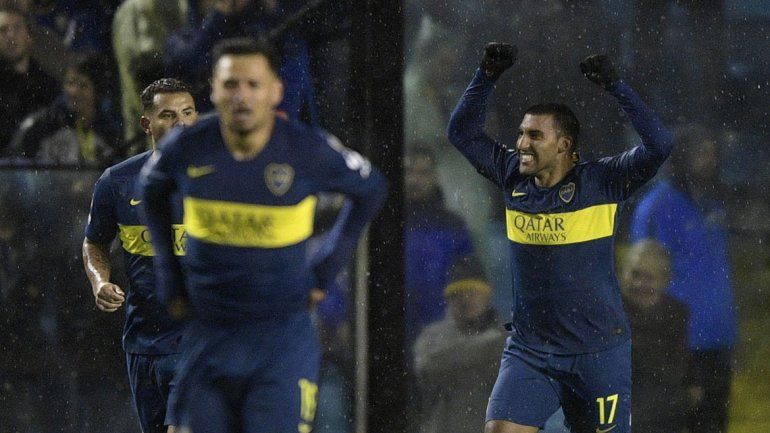 Con lluvia, los 9 de Boca mojaron