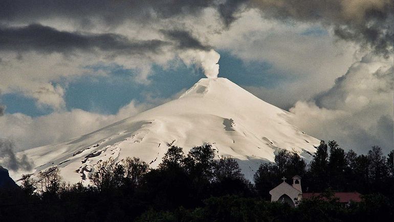 Con varias explosiones internas, el volcán Villarrica sigue en alerta amarilla
