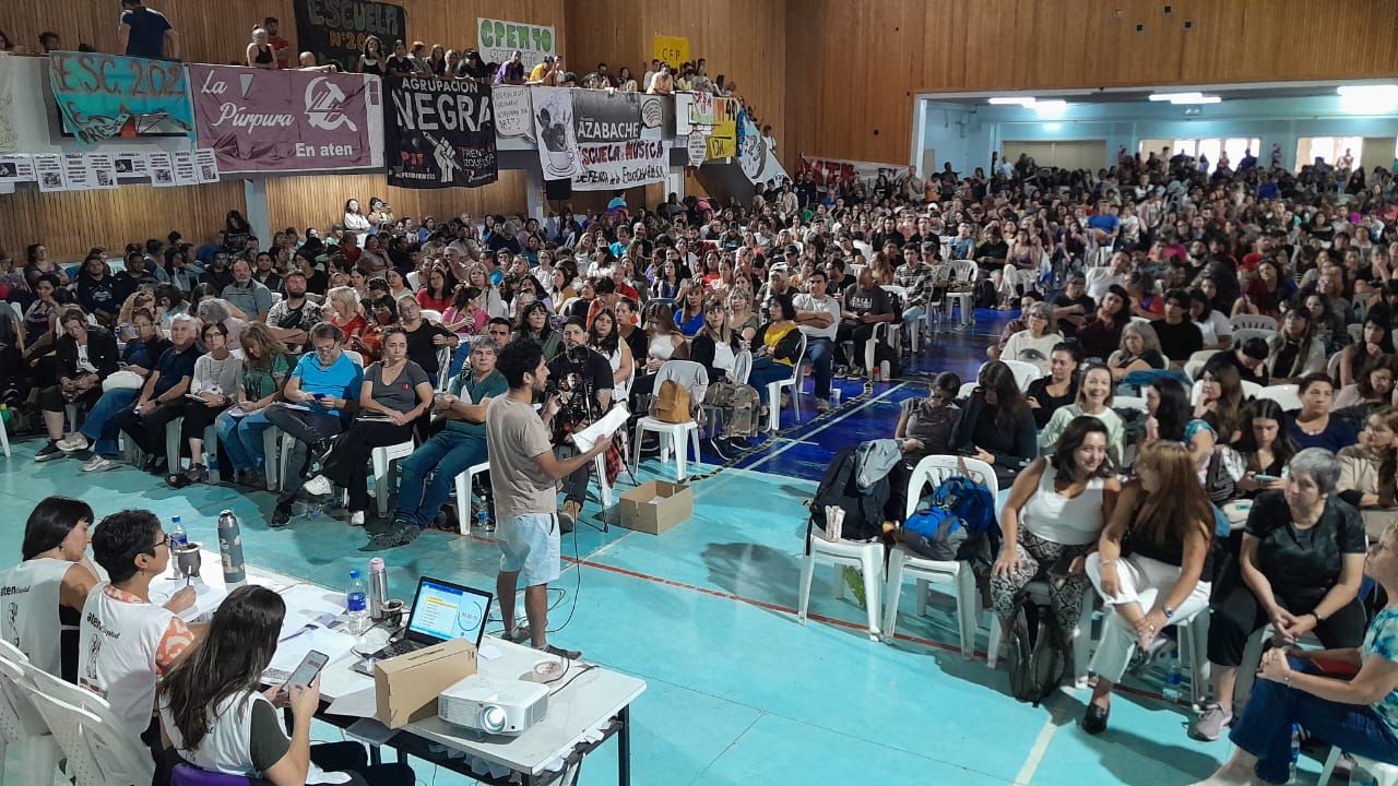 La multitudinaria asamblea de ATEN en la ciudad de Neuquén, esta semana.