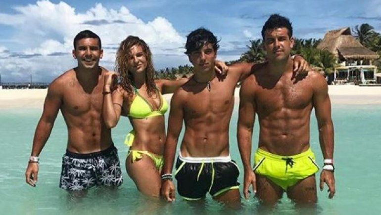 Mario Casas y sus hermanos.