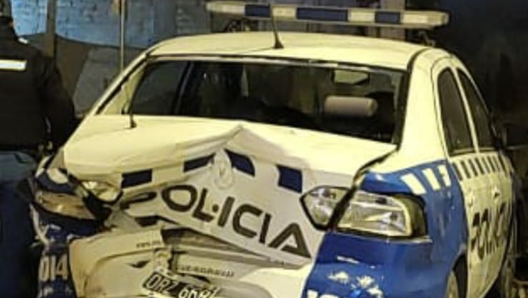 Dos chicas chocaron contra un móvil y escaparon a pie