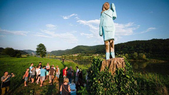 Una escultura de Melania Trump parece caricatura