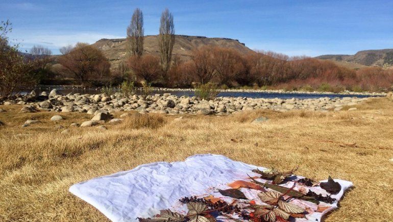 Diseñar en el entorno natural. Ain aprovecha la costa del río para estampar las telas
