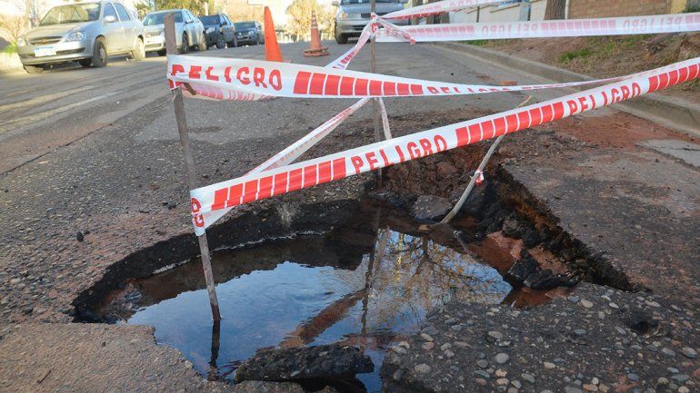 Otro caño roto: un río baja desde el alto hacia el centro de la ciudad