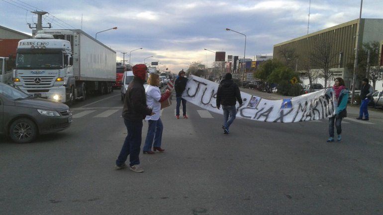 Familiares de Martín González cortaron la Ruta 22 para pedir que se aceleren los tiempos de la Justicia.