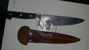 con un cuchillo, hirio a un taxista en el cuello y fue detenido con un cuchillo, hirio a un taxista en el cuello y fue detenido