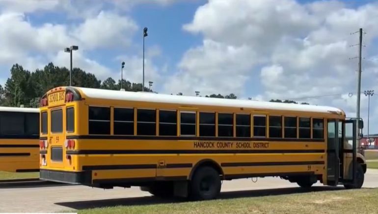 Un micro escolar con 40 pasajeros quedó sin control y los estudiantes evitaron una tragedia.