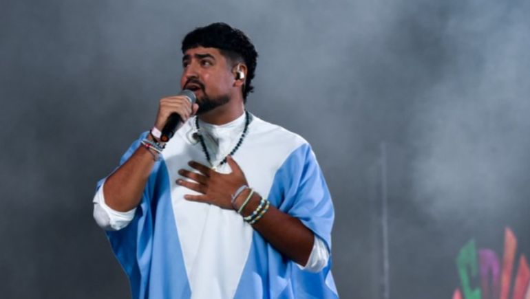 La presentación de Yoel Hernández en la cuarta luna del Festival de Cosquín cerró con un conmovedor homenaje a los voluntarios que pelean contra las llamas en la comarca andina.&nbsp;