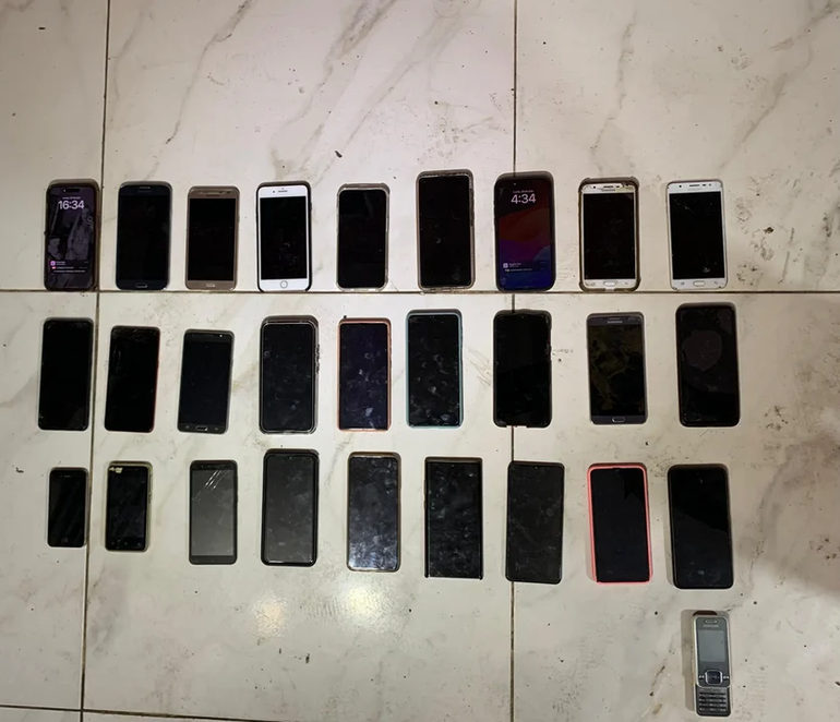 En los allanamientos a las "viudas tatuadas" se encontraron más de 50 teléfonos celulares. En los allanamientos a las "viudas tatuadas" se encontraron más de 50 teléfonos celulares.