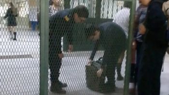 Revisan mochilas en colegios correntinos por amenazas. Foto: Radio LT17. Revisan mochilas en colegios correntinos por amenazas. Foto: Radio LT17.